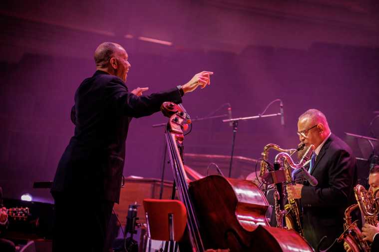 Swinging Holidays ft. Camille Thurman, Tyreek McDole o.l.v. John Clayton